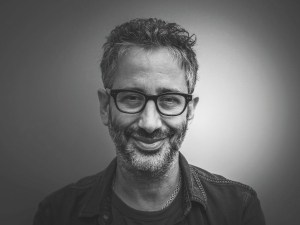 Ein schwarz-weißes Foto von David Baddiel, ein britischer Comedian, der in seinem Buch Jews don't Count über Antisemitismus schreibt.