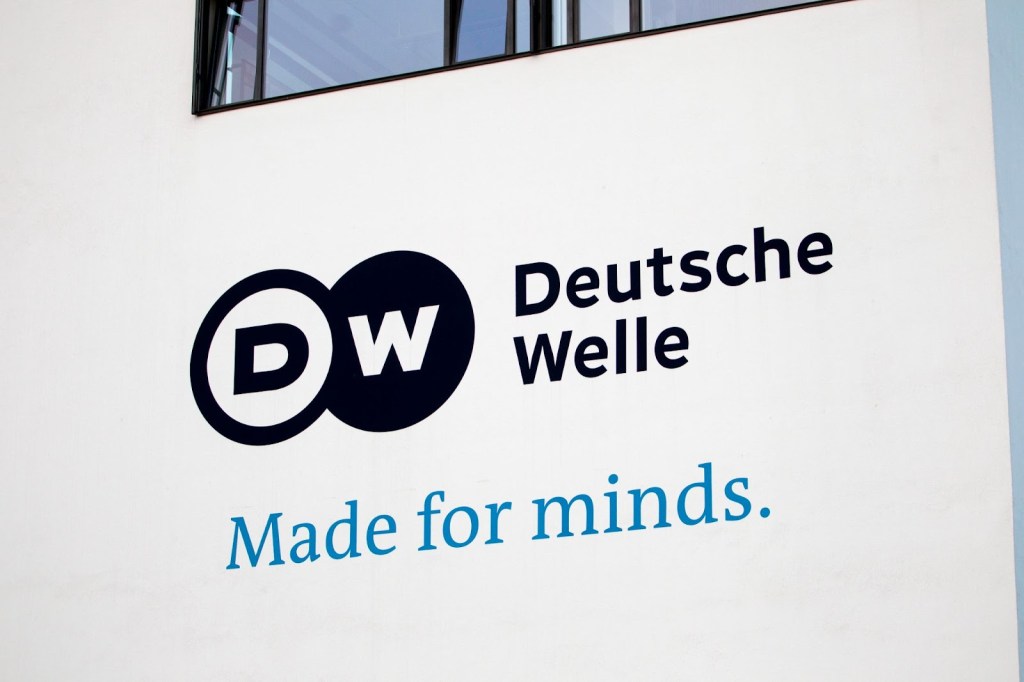 Unter dem Logo der Deutschen Welle steht der Schriftzug Made for minds, DW fördert die Anti-Israel-Propaganda in Jordanien