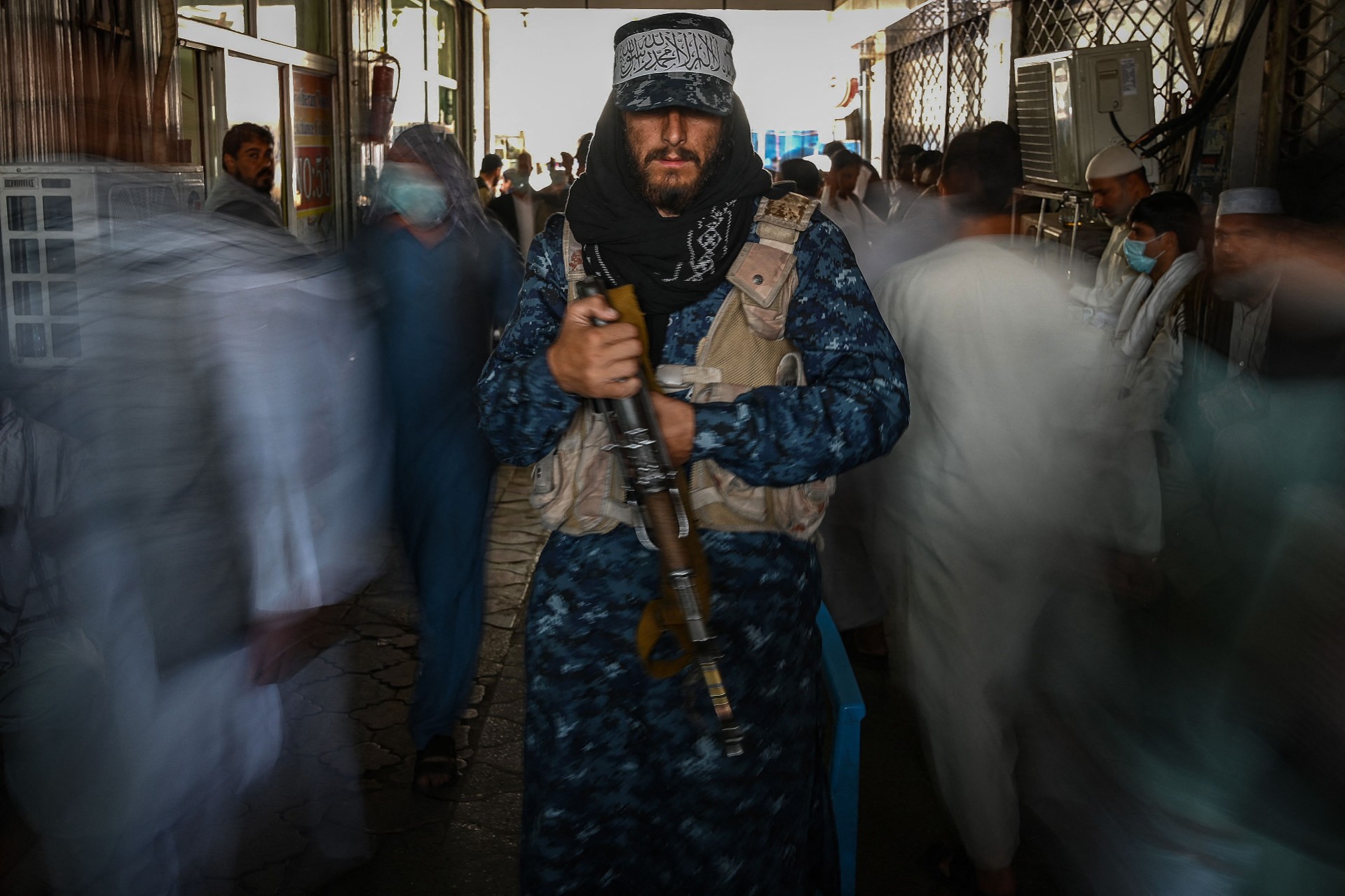 A Taliban fighter stands guard at a market in Kabul. Photo: AMIR QURESHI/AFP via Getty Images