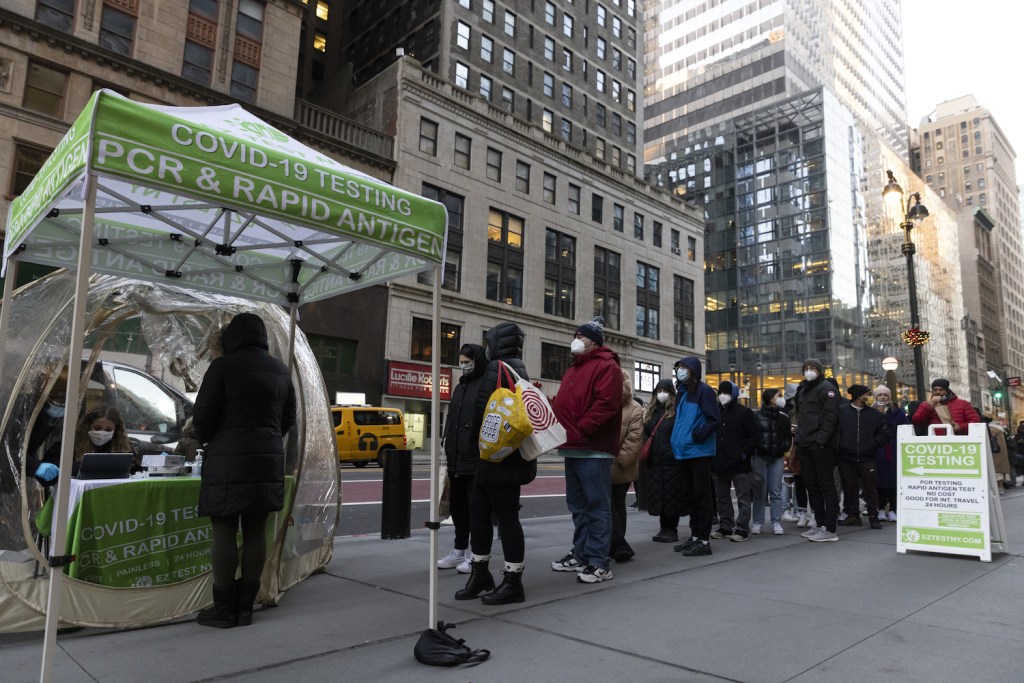 A line outside a Covid-19 mobile testing site in the Midtown neighborhood of New York, U.S., on Sunday, Dec. 19, 2021.