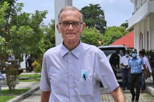 Richard Daschbach, a former missionary from Pennsylvania, is escorted by a police officer upon his arrival for a trial at a courthouse in Oecusse, East Timor on Feb. 23, 2021.​ Photo: AP/Raimundos Oki​