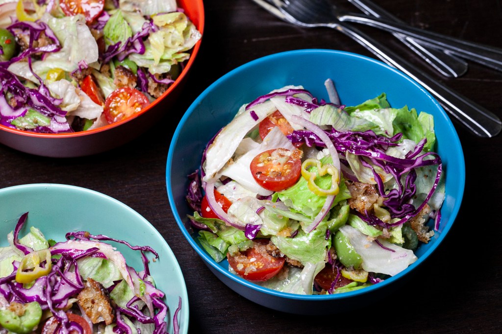 Insalata facile con salsa e crostini