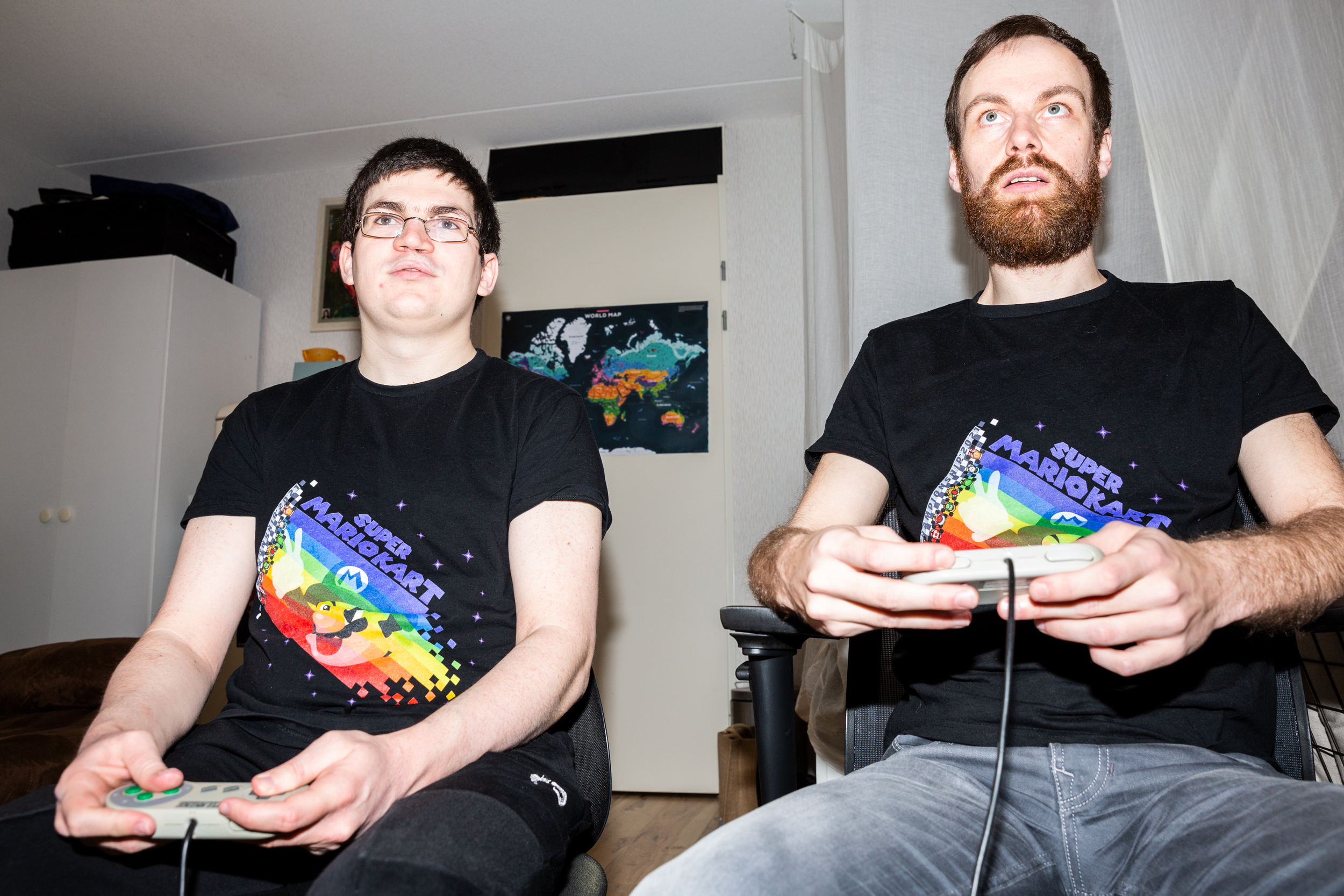 Speedrunning, Marieka de Bra, gaming - Photograph of two people playing on a Super Nintendo Entertainment System.