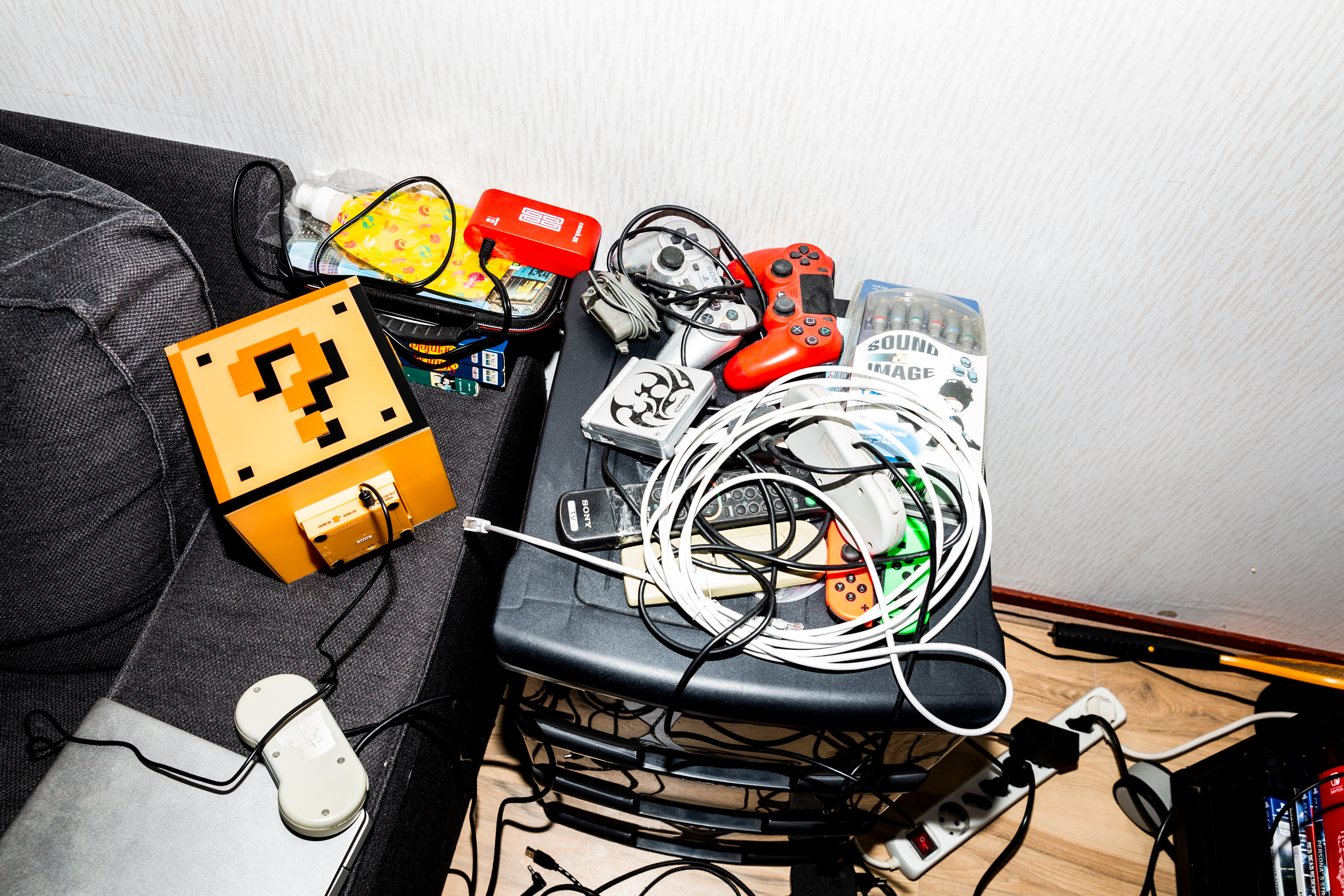 Speedrunning, Marieka de Bra, gaming - Photograph of cluttered assortment of video game peripherals and wires.