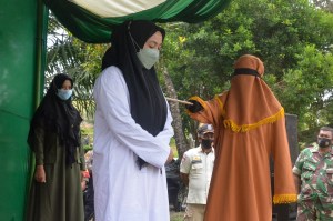 Perempuan di Aceh Dicambuk 100 Kali Karena Selingkuh Lelakinya Mantan Pejabat Aceh Timur Hanya dicambuk 15 Kali