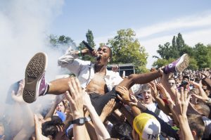 Ray Fuego die crowdsurft in een moshpit bij SMIB op een festival.