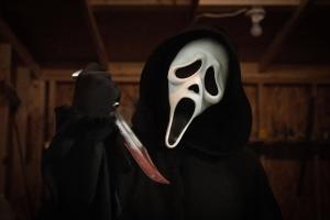 Ghostface from Scream (2022) holding a knife.