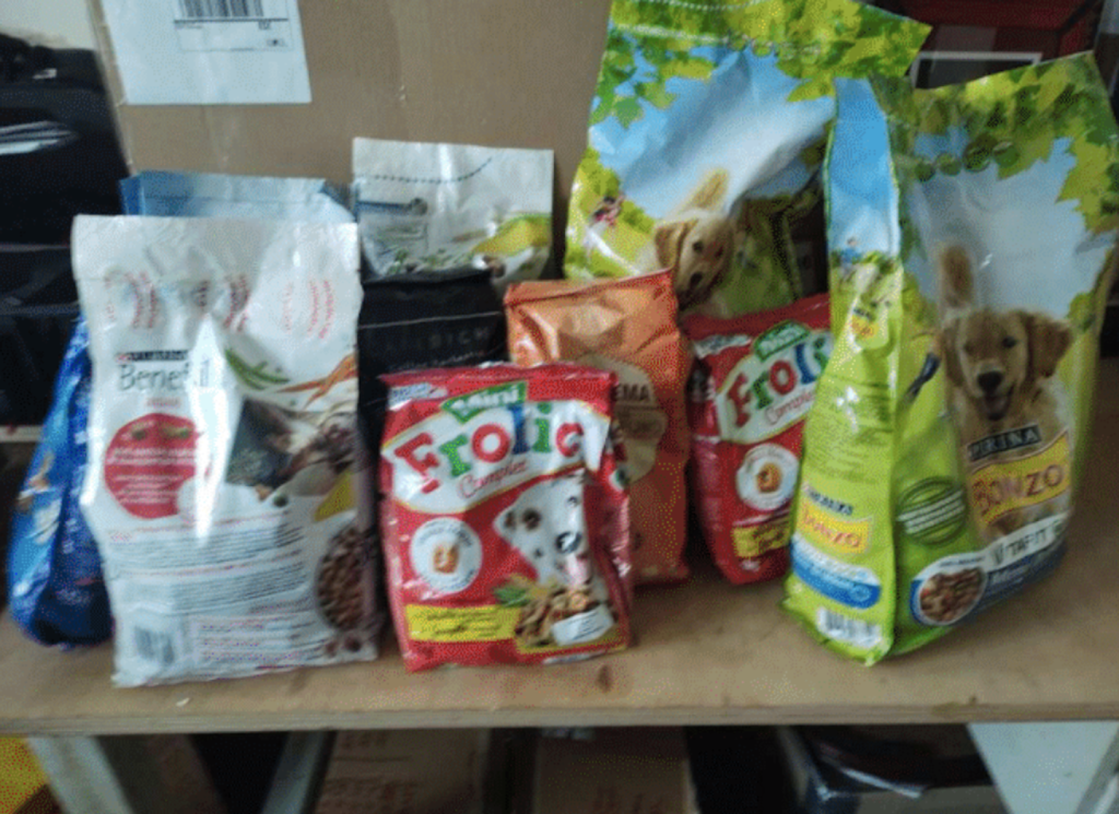 Drugs, Brussels airport – photo of large bags of dog kibble containing drugs.