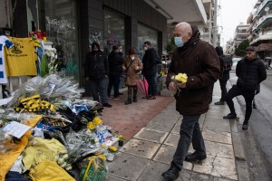 Το Σημείο Δολοφονίας του Άλκη στου Χαριλάου Γέμισε Φανέλες, Κασκόλ, Λουλούδια και Δάκρυα