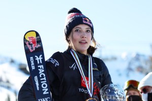 Eileen Gu skiing