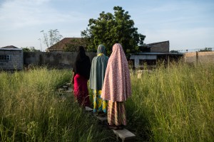 Drie jonge vrouwen in Maiduguri, Nigeria.