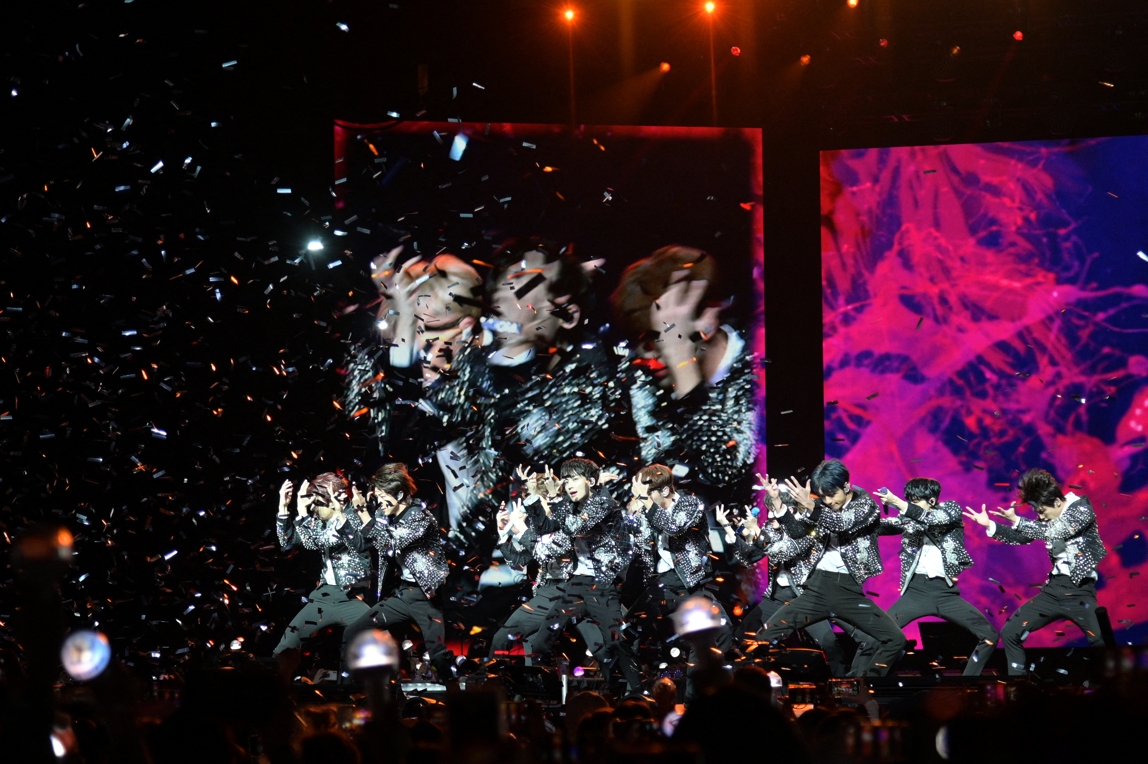 Boyband SEVENTEEN tampil dalam konser tur Ode to You pada 10 Januari 2020 di gedung Prudential Center, Newark, New Jersey. Foto: Michael Loccisano, Getty Images/AFP