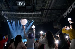 Penonton konser boyband K-Pop SEVENTEEN yang digelar di gedung Prudential Center, New Jersey, Amerika Serikat pada 10 Januari 2020. Foto: Michael Loccisano, Getty Images/AFP