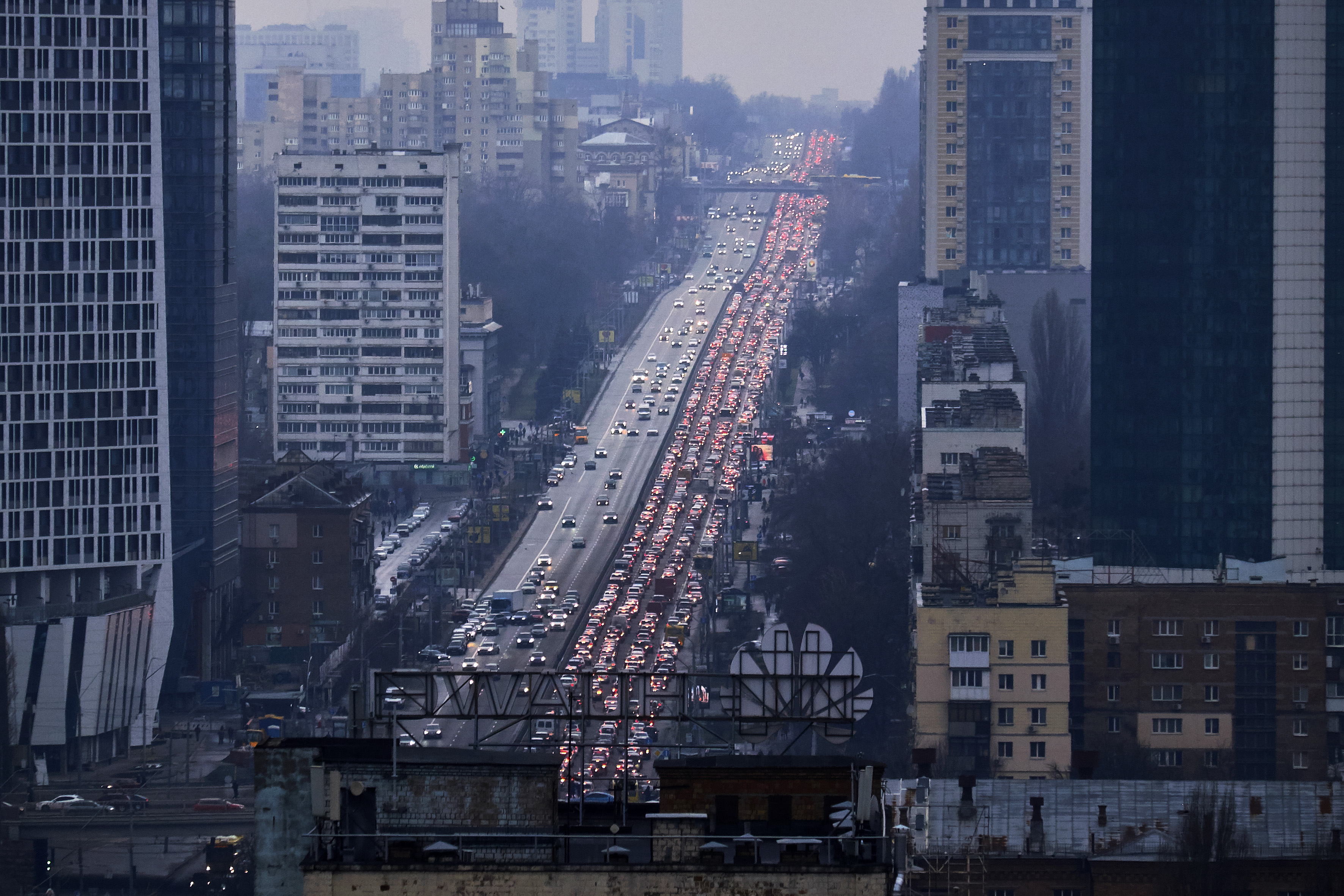 Eine vierspurige Straße in einer Großstadt, auf der Autos dicht an dicht stehen