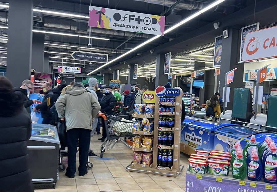 Ein Supermarkt mit vielen Menschen