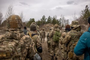 Anggota pasukan pertahanan Ukraina latihan militer di pinggiran kota Kyiv pada Sabtu. Ethan Swope/Bloomberg via Getty Images