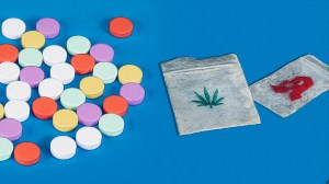 Bunte Pillen und Drogentütchen mit Apothekenlogo, wir haben mit Dr. Bernd Werse zur Legalisierung von Kokain, MDMA und Heroin in Deutschland befragt.