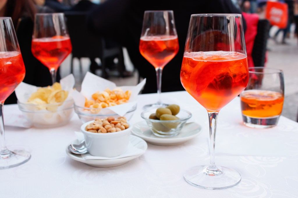 aperitiv bautura aperol martini campari spritz alcool