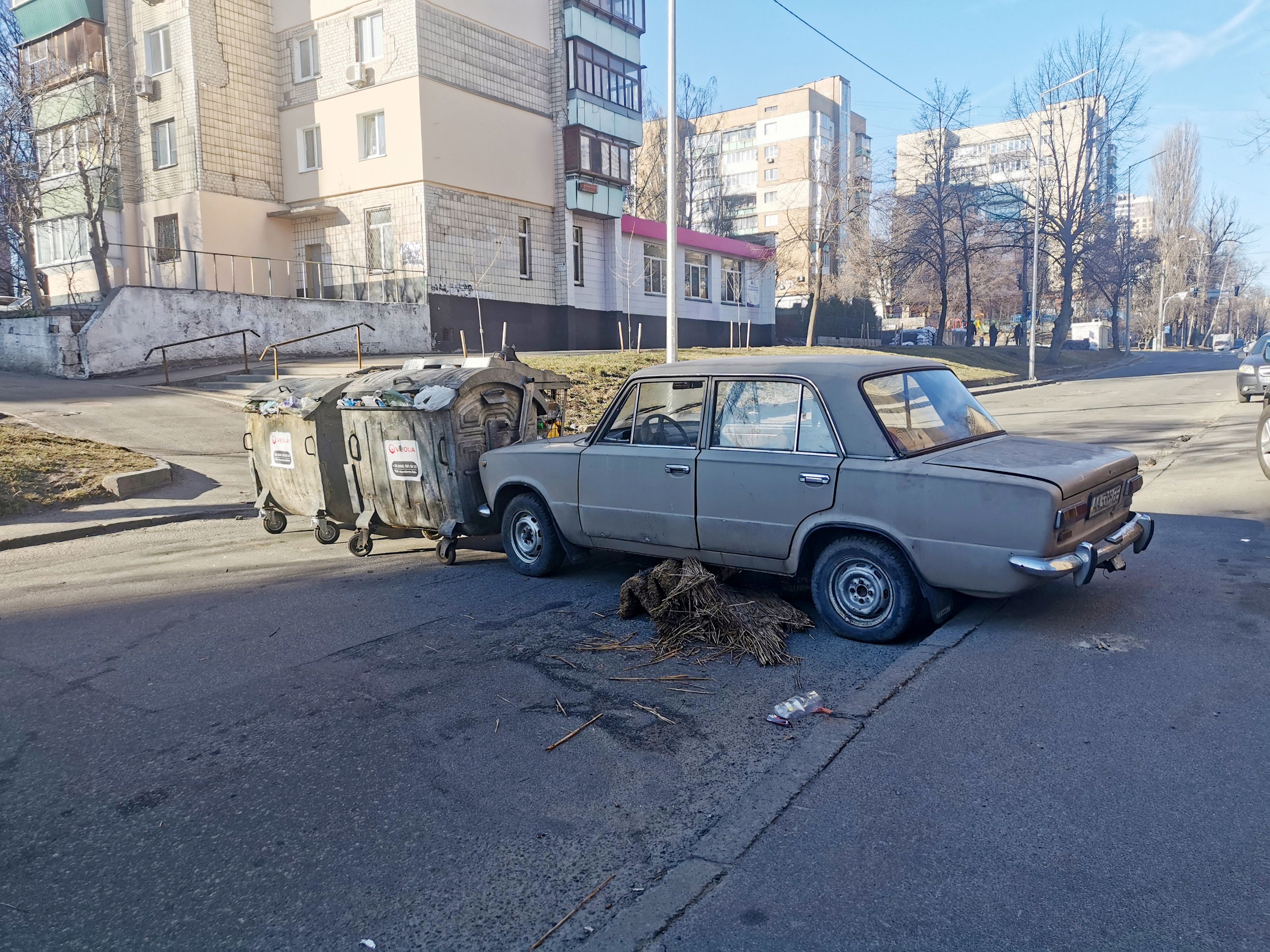 UNE ROUTE BARRICADÉE A L’AIDE DE POUBELLES ET D’UNE VIEILLE VOITURE LADA À Kyiv. PHOTO: DAPHNE ROUSSEAU/AFP VIA GETTY IMAGES