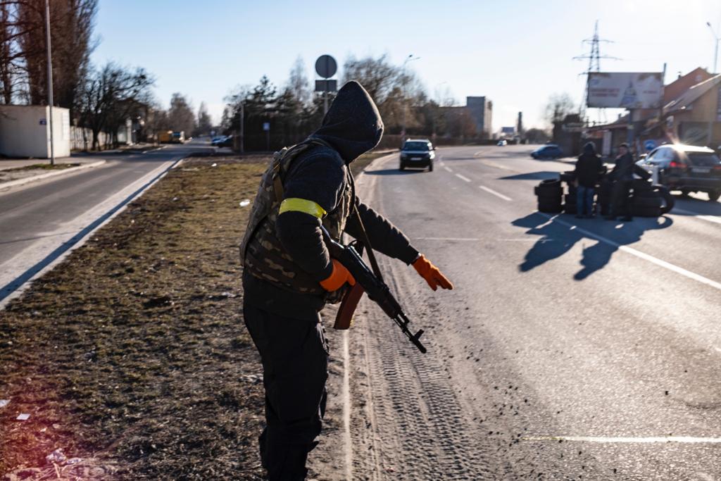 DES VOLONTAIRES UKRAINIENS À UN CHECKPOINT À Kyiv, DES FUSILS À LA MAIN