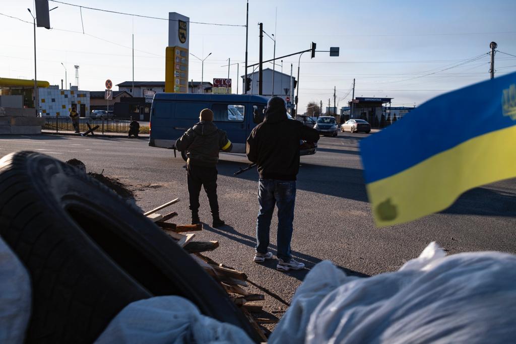 DES VOLONTAIRES UKRAINIENS À UN CHECKPOINT À Kyiv, DES FUSILS À LA MAIN