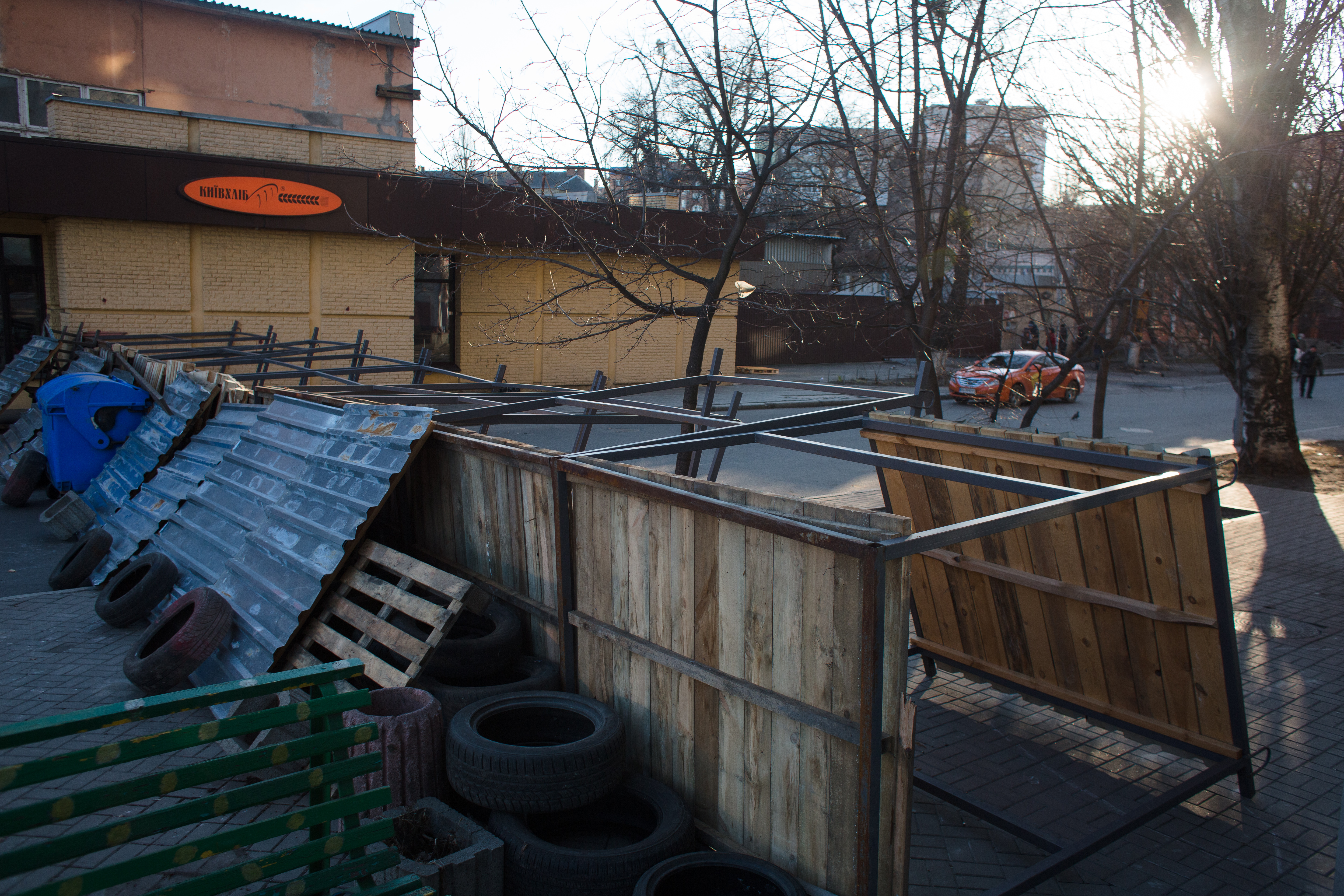 UNE BARRICADE IMPROVISÉE À Kyiv. PHOTO: ANASTASIA VLASOVA/GETTY IMAGES (modifié)