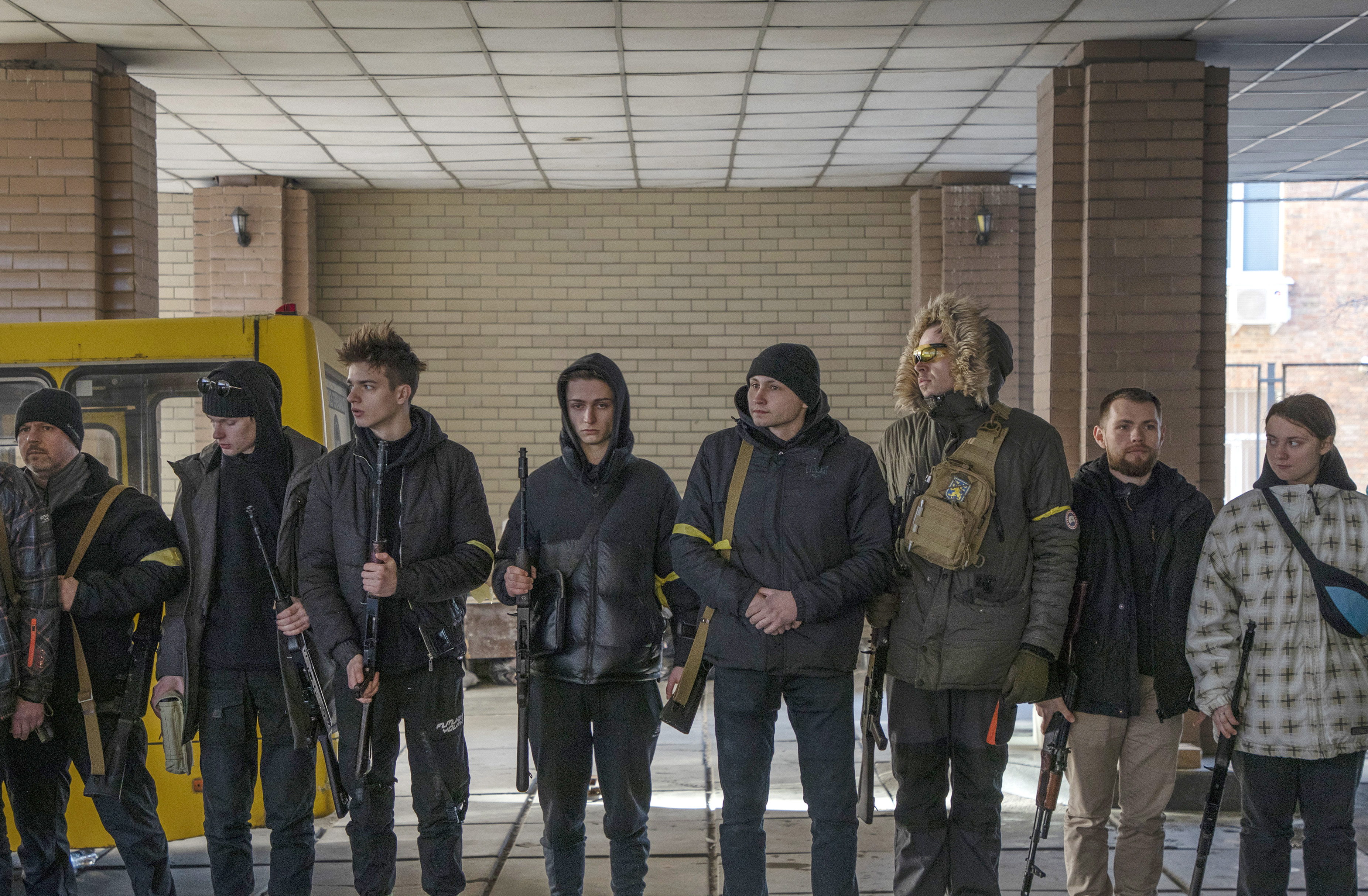 DES JEUNES VOLONTAIRES UKRAINIENS ALIGNÉS APRÈS S’ÊTRE ENROLÉS POUR DEFENDRE Kyiv. PHOTO: LAURENT VAN DER STOCKT FOR LE MONDE/GETTY IMAGES