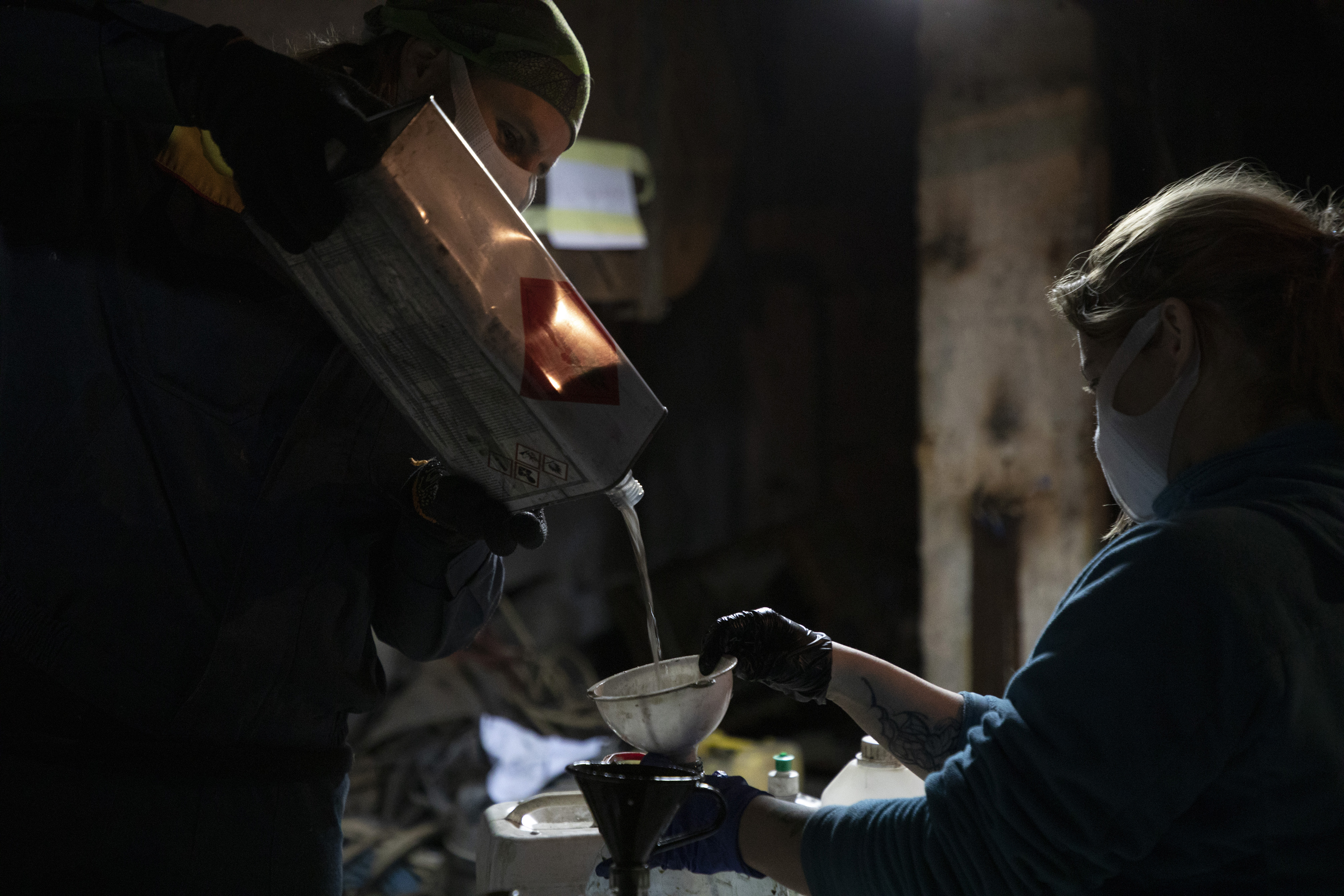 DES PERSONNES FABRIQUANT DES COCKTAILS MOLOTOV À Kyiv. PHOTO: LAURENT VAN DER STOCKT FOR LE MONDE/GETTY IMAGES