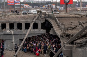 ucraineni care fug de razboi, fotografii razboi ucraina victime