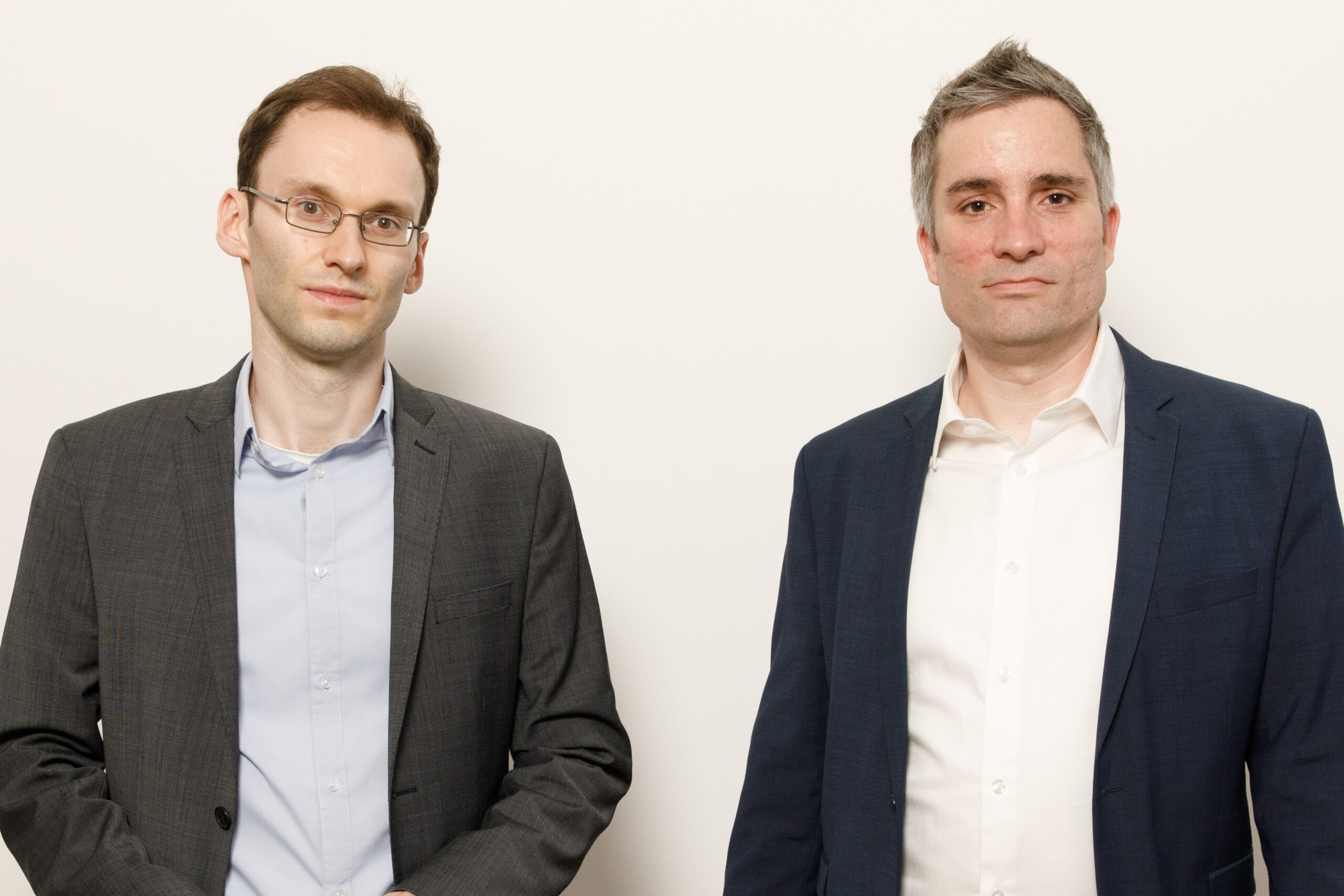 Bild von Benjamin Derin (links) Tobias Singelnstein (rechts) in Hemd und Jacket