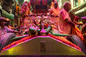 Festival Holi di Kolkata, India — mobil antik Rolls-Royce menjadi kereta arak patung Dewa Krishna dan Radha