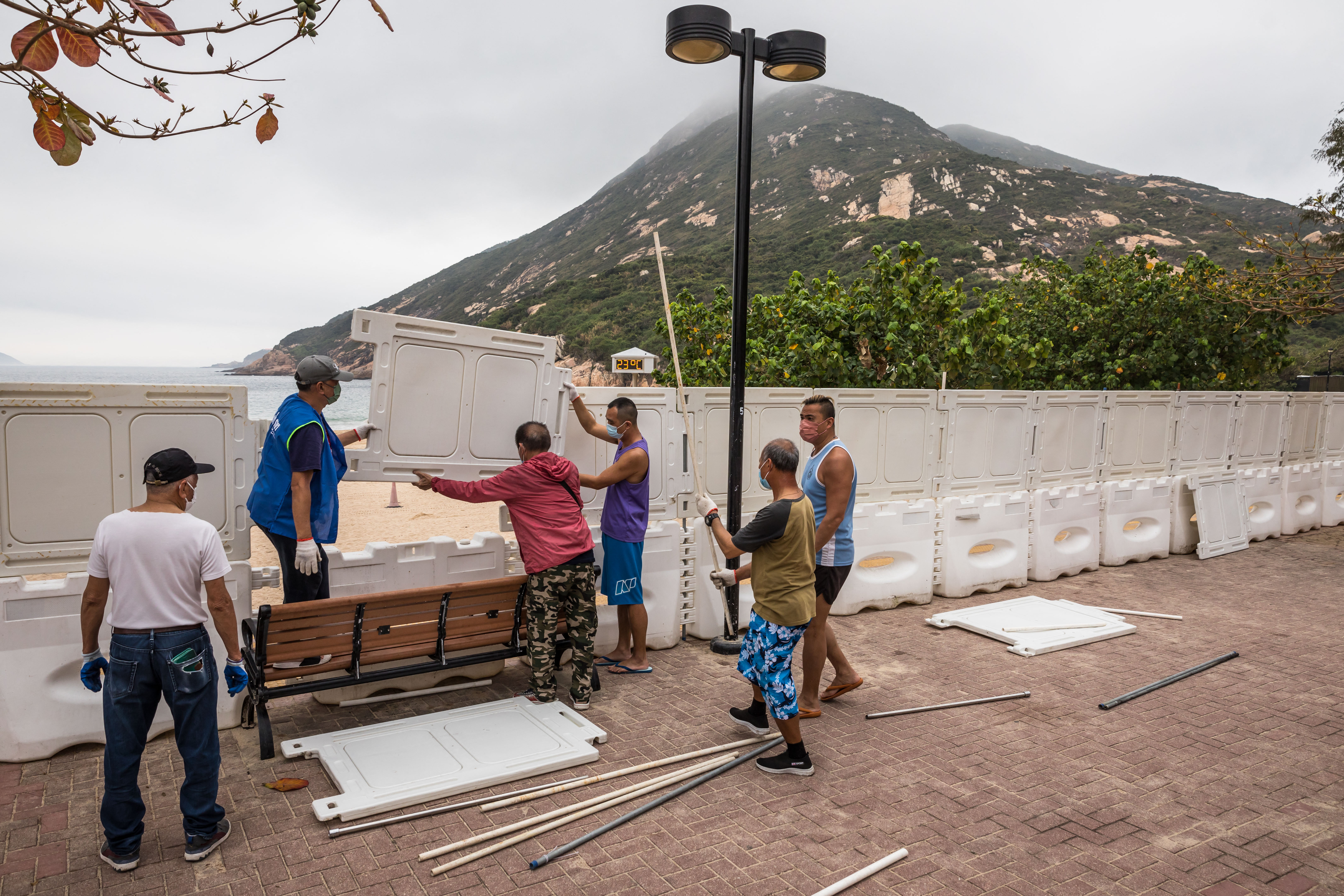 The Hong Kong government ordered beaches closed to prevent the spread of COVID-19. Photo: DALE DE LA REY / AFP