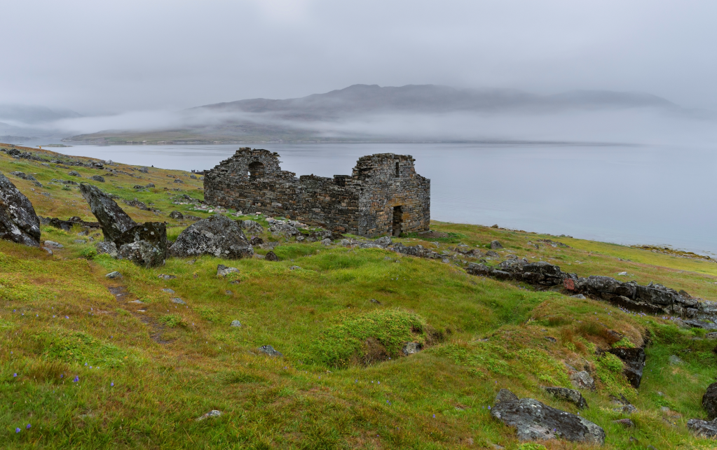 Reruntuhan gereja Hvalsey yang terletak di perkampungan bangsa Viking di Greenland. Foto: Martin Zwick/Reda&Co/Universal Images Group via Getty Images