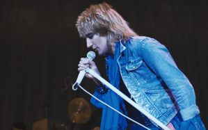 Rod Stewart singing in a men's denim jacket