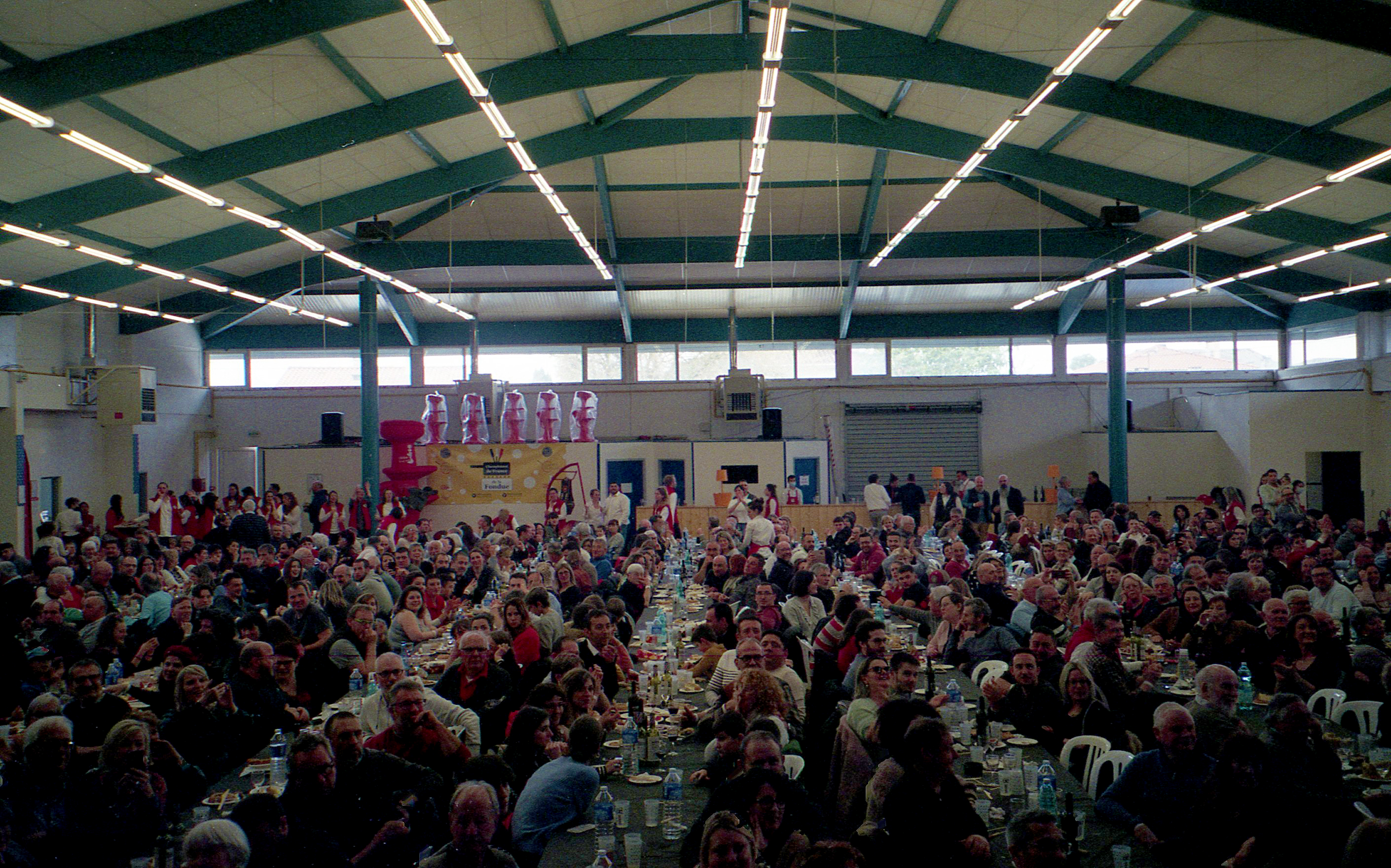 Le public a assisté à l’événement en mangeant de la fondue servie à table - ©Thibault Hollebecq