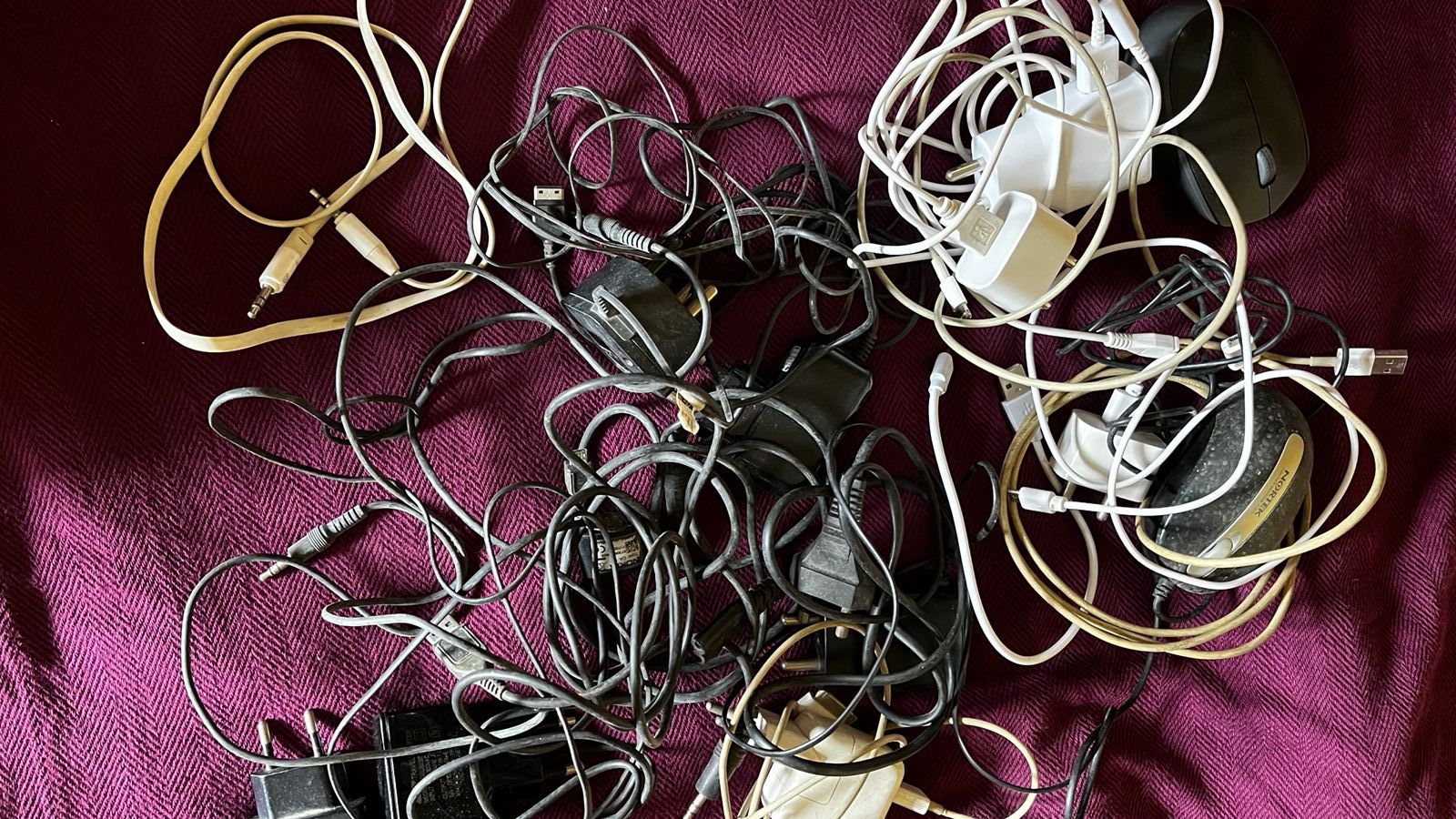 Timbunan kabel yang tak terpakai