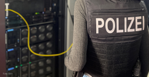 Eine Person in Polizeiuniform vor einem Serverschrank. Das BKA hat am Dienstag die Serverinfrastruktur von Hydra Market beschlagnahmt, dem wohl größten Darknet-Marktplatz der Welt.