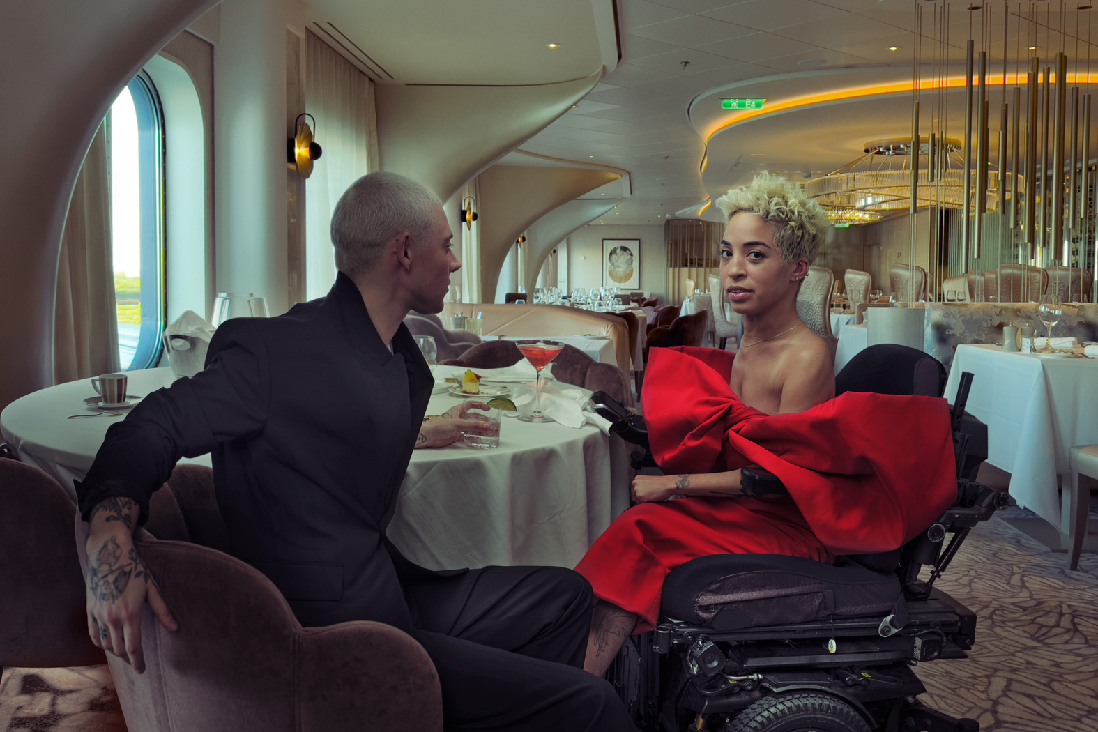 Jillian Mercado, actriță și model american, una dintre puținele modele profesioniste care are o dizabilitate fizică vizibilă din industria modei, la masă. Foto: Annie Leibovitz