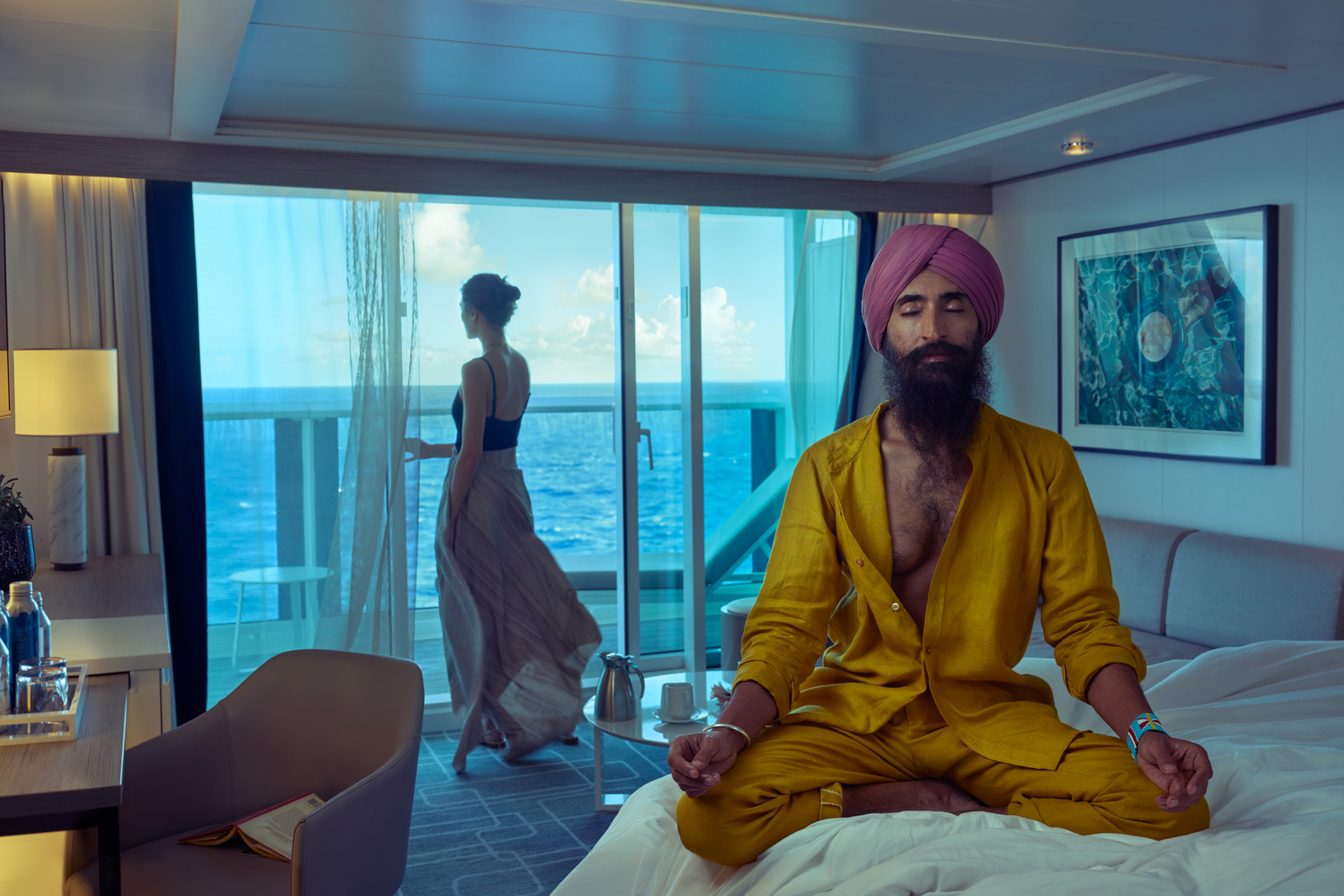 Waris Singh Ahluwalia, designer, actor și activist sikh american, meditează în camera sa. Foto: Annie Leibovitz