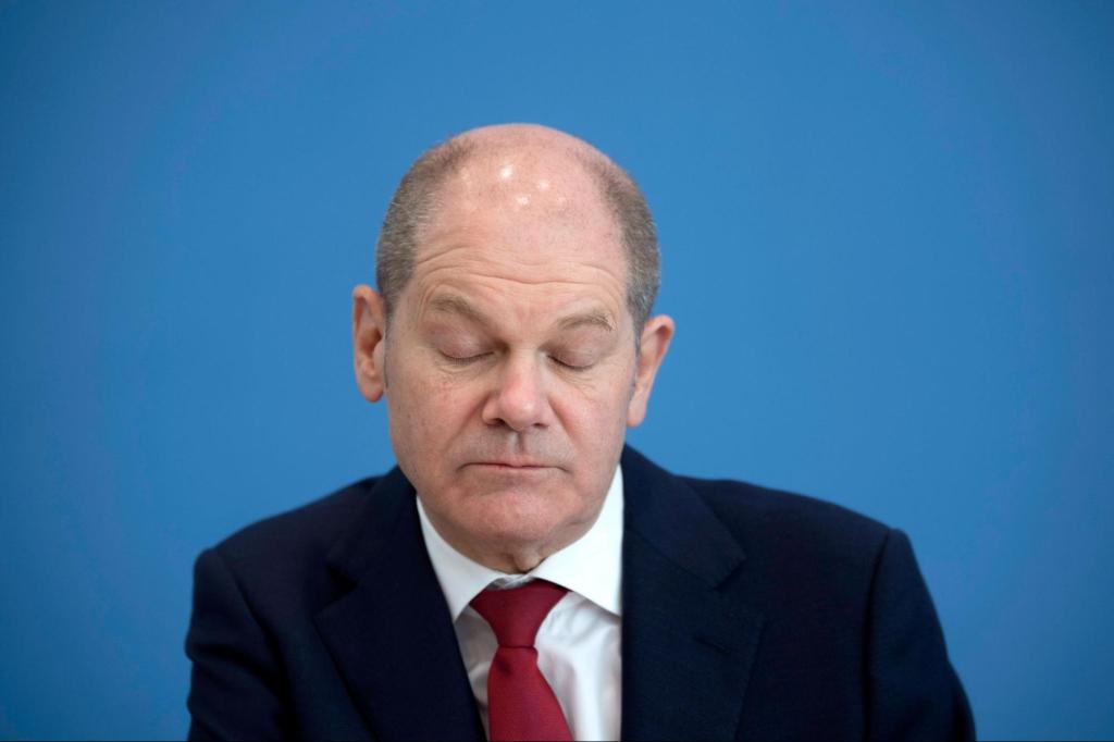 Olaf Scholz mit geschlossenen Augen, der deutsche Bundeskanzler verzögert das Vorgehen gegen Russland und die Unterstützung der Ukraine im Ukraine-Krieg