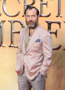 Jude Law dalam penayangan perdana Fantastic Beasts: The Secrets of Dumbledore di London