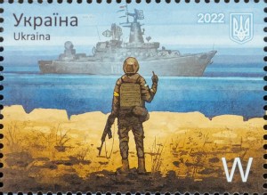 Briefmarke zeigt einen ukrainischen Soldaten, der einem russischen Kriegsschiff den Mittelfinger zeigt. Aus dem Angriff Russlands auf die Schlangeninsel ist ein Meme geworden, das mittlerweile viele Veränderungen mitgemacht hat