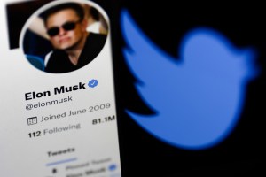 Akun Twitter Elon Musk dan logo burung Twitter