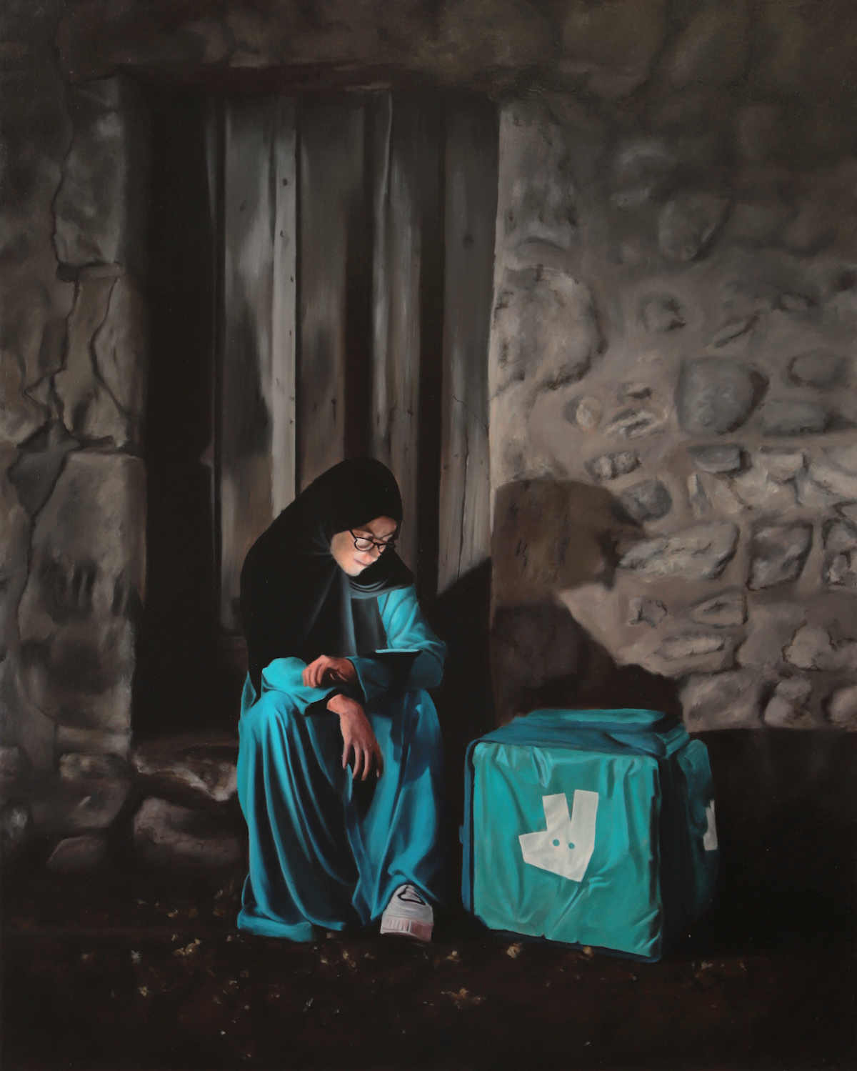 Arnaud Adami, painting, precarious work - Oil painting of a female Deliveroo driver in a head scarf sat on the pavement, face light by the screen of her phone.