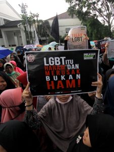 Deddy Corbuzier turunkan video wawancara lgbt diserang karena maraknya homofobia di indonesia