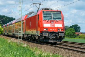 ein Regionalexpress auf dem Land. Mit dem Neun-Euro-Ticket werden wir wieder billig und wunderschön Zugfahren können wie in unserer Jugend