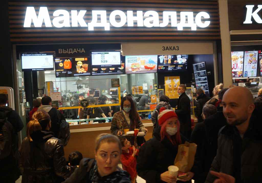 Customers visiting McDonald's in Russia in March before it suspended operations in the country.  Photo: Konstantin Zavrazhin/Getty Images