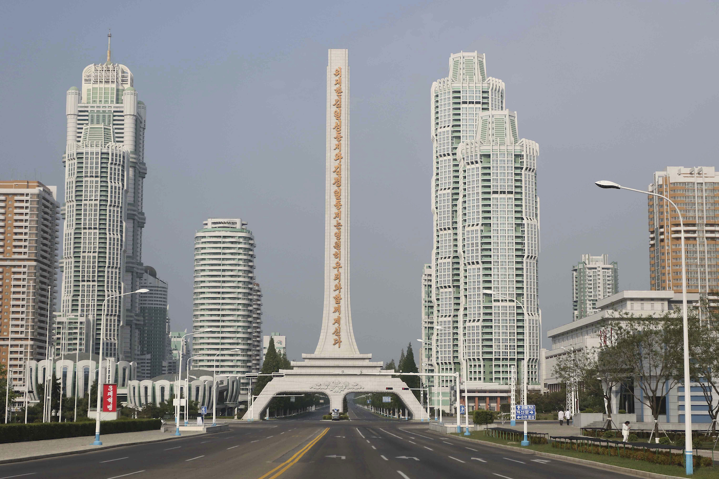 Strada Ryomyong din Pyongyang pe 16 mai, la patru zile după ce guvernul nord-coreean a impus carantina pentru stoparea răspândirii virusului. Foto: AP Photo/Jon Chol via AP Images