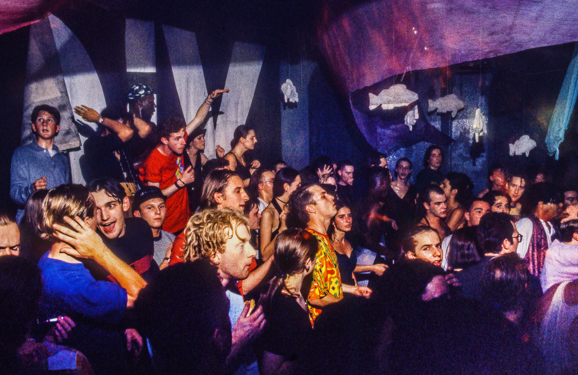 A crowd of Castlemorton ravers dancing, photo by Alan Lodge