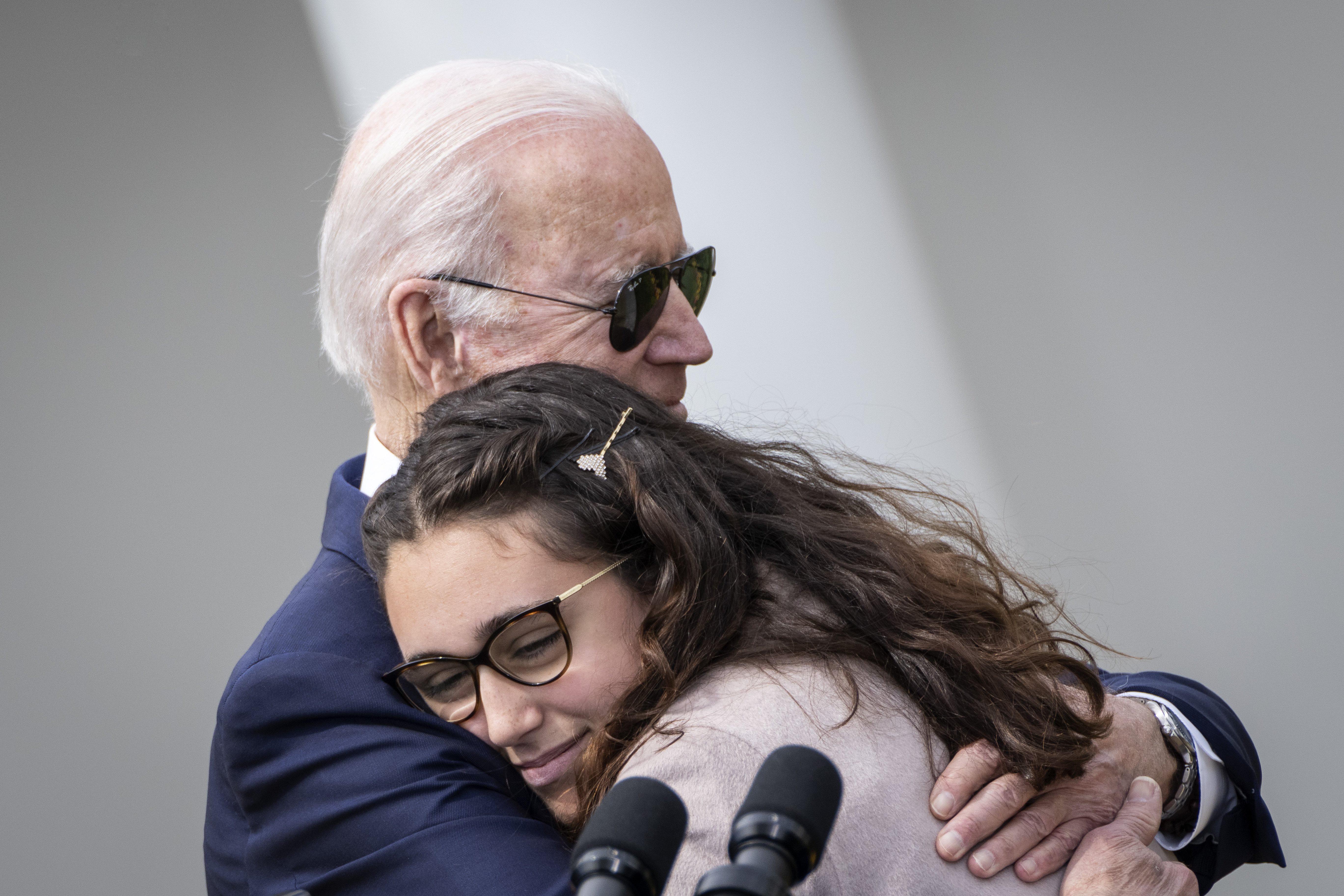 LE PRÉSIDENT DES ÉTATS-UNIS, JOE BIDEN, EMBRASSE MIA TRETTA, UNE SURVIVANTE DE LA FUSILLADE DU LYCÉE DE SAUGUS, APRÈS QU’ELLE AIT PRIS LA PAROLE LORS D’UN ÉVÉNEMENT SUR LA VIOLENCE ARMÉE DANS LA ROSERAIE DE LA MAISON-BLANCHE, LE 11 AVRIL 2022 À WASHINGTON, D.C. (PHOTO PAR DREW ANGERER/GETTY IMAGES)